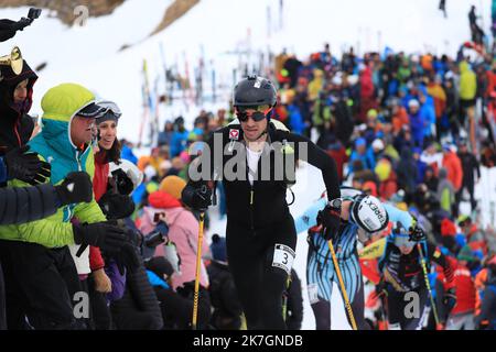 ©Pierre Teyssot/MAXPPP ; 36th Pierre Menta - course d'alpinisme de ski. Areches Beaufort, France sur 12 mars 2022. Michele Boscaci et Matteo Eydallin, en Italie, gagnent le classement général. En action Kilian Jornet Burgada (ESP) au col Forclaz avec la foule. Â© Pierre Teyssot / Maxppp Banque D'Images