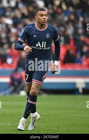 ©Julien Mattia / le Pictorium / MAXPPP - Paris 13/03/2022 Julien Mattia / le Pictorium - 13/03/2022 - France / Ile-de-France / Paris - Kylian Mbappe lors de la rencontre entre le PSG et les Girondin de Bordeaux au Parc des Princes, comblant la 28eme Voyage de ligue 1 Ubera, A Paris le 13 mars 2022. / 13/03/2022 - France / Ile-de-France (région) / Paris - Kylian Mbappe lors du match entre PSG et Girondin de Bordeaux au Parc des Princes, compte pour le 28th jour de la Ligue 1 Ubera Eats, à Paris sur 13 mars 2022. Banque D'Images