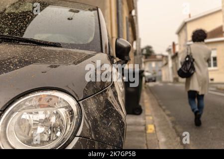 Â©PHOTOPQR/Sud Ouest/DAVID Thierry ; Bordeaux ; 15/03/2022 ; Bordeaux 15/03/2022. Talence, un phénomÃ¨ne de sirocco sur lâ€™ouest du Maghreb a ramené ce mardi matin dans les poussiÃ¨res du Sahara jusquâ€™en Nouvelle-Aquitaine,du sable sur les voitures ce matin - Un vent du Sahara a apporté de la poussière de sable à de nombreuses régions de France mardi 15 mars. Banque D'Images