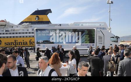 ©PHOTOPQR/NICE MATIN/Luc Boutria ; ; 24/03/2022 ; TOULON CAMION HYDROGENE SUR LE PORT DE TOULON CATHYOPE Port de Toulon, village CATHyOPE (embarcation Corse) : financement du camion CATHyOPE premier poids-lourd électrique-hydrogène de 44 tonnes. Sance de roulage, première mondiale. Toulon, France, mars 24th 2022 lancement du camion CATHyOPE, le premier camion lourd à hydrogène électrique de 44 tonnes. Session de conduite, une première mondiale. Banque D'Images