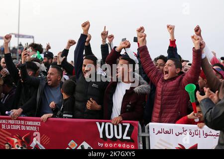 ©Billel Bensalem / APP/MAXPPP - action des supporter Algérie hors de match de foot entre l'Algérie et le Cameroun qualification pour la coupe du monde de la FIFA Qatar 2022, a Alger en Algérie le 25 Mars 2022. Football. Les supporters algériens célèbrent lors du match de qualification du WC entre l'Algérie et le Cameroun Banque D'Images