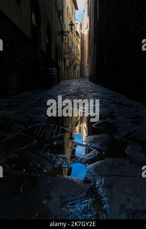 L'eau après la pluie dans une trret du vieux quartier de Florence, en Italie Banque D'Images