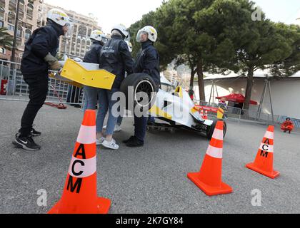 ©PHOTOPQR/NICE MATIN/Cyril Dodergny ; Monaco ; 26/03/2022 ; Monaco le 26/03/2022 - Chapiteau Fontvieille - Stade des Commissaires de piste pour les Grands Prix de Monaco (F1, E-Prix et Histoire) organisé par l'automobile Club de Monaco (ACM). - Monaco, mars 26th 2022. Formation à la sécurité pour les marais de la piste pour les Grands Prix de Monaco (F1, E-Prix et Historique) Banque D'Images