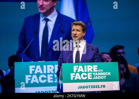 ©Christophe petit Tesson/MAXPPP - 27/03/2022 ; Paris ; France - Yannick Jadot, candidature de Europe Ecologie les Verts (EELV) lors de la réunion de campagne au Zenith de Paris. Le candidat français au parti "Parti Vert" (EELV) le candidat présidentiel Yannick Jadot s'adresse à ses partisans lors d'un rassemblement de campagne au zénith à Paris, France, 27 mars 2022. Banque D'Images