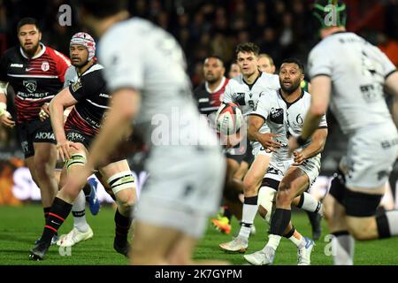 ©REMY GABALDA/MAXPPP - TOULOUSE 27/02/2022 la moitié de la mêlée de Lyon Lima Sopoaga saisit le ballon lors du match de rugby français Top14 entre Toulouse et Lyon au stade Ernest Wallon à Toulouse, dans le sud-ouest de la France, sur 27 mars 2022. Banque D'Images