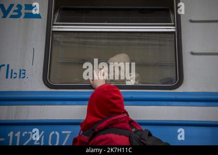 ©Jair Cabrera Torres / le Pictori/MAXPPP - Kiev 22/03/2022 Jair Cabrera Torres / le Pictorium - 22/3/2022 - Ukraine / Kiev - Arrivees et départs de personnes fuyant les bombardements russes en Ukraine / 22/3/2022 - Ukraine / Kiev - arrivée et départ de personnes fuyant les bombardements russes en Ukraine Banque D'Images