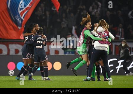 ©Julien Mattia / le Pictorium/MAXPPP - Paris 30/03/2022 Julien Mattia / le Pictorium - 30/03/2022 - France / Ile-de-France / Paris - Ashley Lawrence, Sandy Baltimore, Marie-Antoinette Katoto lors de la rencontre de football dans l'entrée le PSG et le FC Bayern au Parc des Princes, Paris, Feminale le 30 mars 2022. / 30/03/2022 - France / Ile-de-France (région) / Paris - Ashley Lawrence, Sandy Baltimore, Marie-Antoinette Katoto lors du match féminin de football entre le PSG et le FC Bayern au Parc des Princes à Paris sur 30 mars 2022. Banque D'Images