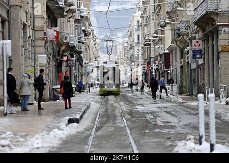 ©PHOTOPQR/LE PROGRES/Rémy PERRIN - Saint-Étienne 01/04/2022 - neige le 1er avril -Illustration neige à Saint-Etienne le 1er avril. Place du clocher. - France, avril 1st 2022. Il a neigé sur la France Banque D'Images