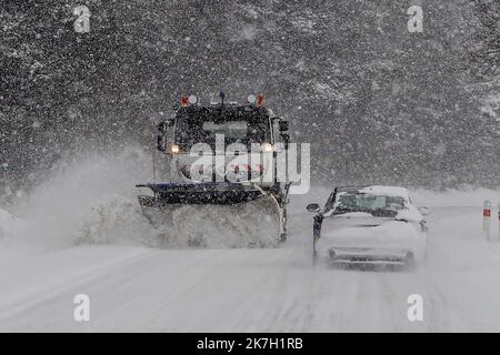 ©PHOTOPQR/LA MONTAGNE/Richard BRUNEL ; ; 02/04/2022 ; Meteo neige Gel circulation, Printemps, chasse neige vers Col de la Venouse, Puy de Dome le 02/04/2022 photo R Brunel - ONDE FROIDE ET NEIGE EN FRANCE Banque D'Images