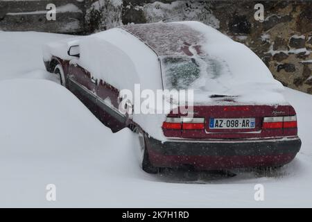 ©PHOTOPQR/LA MONTAGNE/Richard BRUNEL ; ; 02/04/2022 ; Meteo neige Gel circulation, Printemps, Puy de Dome le 02/04/2022 photo R Brunel - ONDE FROIDE ET NEIGE EN FRANCE Banque D'Images