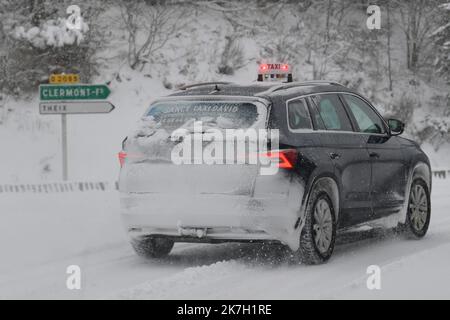 ©PHOTOPQR/LA MONTAGNE/Richard BRUNEL ; ; 02/04/2022 ; Meteo neige Gel circulation, Printemps, Col Ventouse, Puy de Dome le 02/04/2022 photo R Brunel - VAGUE DE FROID ET NEIGE EN FRANCE Banque D'Images