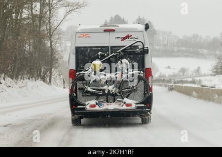 ©PHOTOPQR/LA MONTAGNE/Richard BRUNEL ; ; 02/04/2022 ; Meteo neige Gel circulation, Printemps, touristes, Puy de Dome le 02/04/2022 photo R Brunel - VAGUE DE FROID ET NEIGE EN FRANCE Banque D'Images