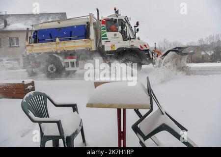 ©PHOTOPQR/LA MONTAGNE/Richard BRUNEL ; ; 02/04/2022 ; Meteo neige Gel circulation, Printemps, chasse neige, assages, Puy de Dome le 02/04/2022 photo R Brunel - ONDE FROIDE ET NEIGE EN FRANCE Banque D'Images