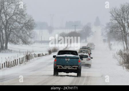 ©PHOTOPQR/LA MONTAGNE/Richard BRUNEL ; ; 02/04/2022 ; Meteo neige Gel circulation, Laqueuille, Printemps, Puy de Dome le 02/04/2022 photo R Brunel - VAGUE DE FROID ET NEIGE EN FRANCE Banque D'Images