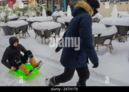 ©PHOTOPQR/LA MONTAGNE/Richard BRUNEL ; ; 02/04/2022 ; Meteo neige Gel circulation, la Bourboule, Printemps, Puy de Dome le 02/04/2022 photo R Brunel - VAGUE DE FROID ET NEIGE EN FRANCE Banque D'Images