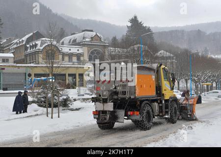 ©PHOTOPQR/LA MONTAGNE/Richard BRUNEL ; ; 02/04/2022 ; Meteo neige Gel circulation, la Bourboule, saule, chasse neige, , Printemps, Puy de Dome le 02/04/2022 photo R Brunel - VAGUE DE FROID ET NEIGE EN FRANCE Banque D'Images