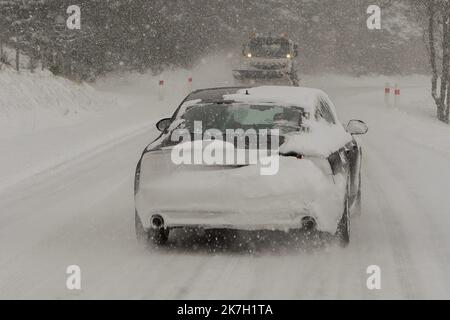 ©PHOTOPQR/LA MONTAGNE/Richard BRUNEL ; ; 02/04/2022 ; Meteo neige Gel circulation, Printemps, Puy de Dome le 02/04/2022 photo R Brunel - ONDE FROIDE ET NEIGE EN FRANCE Banque D'Images