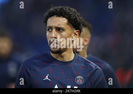 ©Sébastien Muylaert/MAXPPP - Paris 03/04/2022 Marquinhos de Paris Saint-Germain se réchauffe avant la Ligue 1 Uber Eats match entre Paris Saint-Germain et FC Lorient au Parc des Princes à Paris, France. 03.04.2022 Banque D'Images