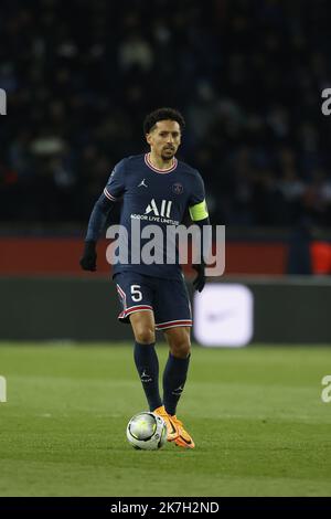 ©Sébastien Muylaert/MAXPPP - Paris 03/04/2022 Marquinhos de Paris Saint-Germain court avec le ballon pendant la Ligue 1 Uber Eats match entre Paris Saint-Germain et le FC Lorient au Parc des Princes à Paris, France. 03.04.2022 Banque D'Images