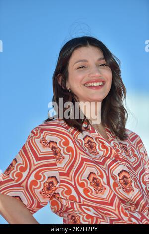 ©FRANCK CASTEL/MAXPPP - 01/04/2022 CANNES, FRANCE - AVRIL 02 Carlotta Antonelli participe à la photo de bébé Bang Bang lors du Festival des Canneseries sur 02 avril 2022 5th à Cannes, France Banque D'Images