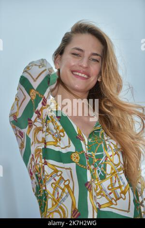 ©FRANCK CASTEL/MAXPPP - 01/04/2022 CANNES, FRANCE - AVRIL 02 Solène Hébert participe à la photocall Demain nous Appartient lors du Festival des Canneseries 5th sur 02 avril 2022 à Cannes, France. Banque D'Images