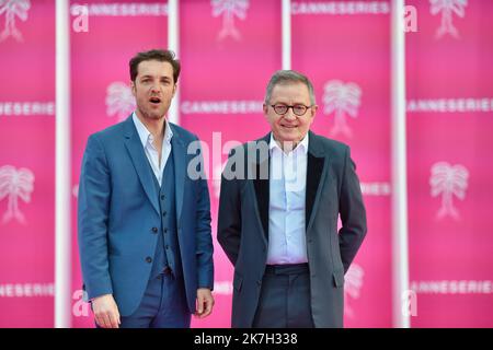 ©Agence Franck Castel/MAXPPP - 31/03/2022 tapis rose le Festival des Canneseries 5th première journée CANNES, FRANCE 01 AVRIL Albin Lewi et Benoit Louvet assistent au tapis rose lors du Festival des Canneseries 5th - première journée sur 01 avril 2022 à Cannes, France. Banque D'Images