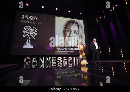 ©Agence Franck Castel/MAXPPP - 31/03/2022 cérémonie d'ouverture le Festival des Canneseries 5th CANNES, FRANCE - AVRIL 01 Gillian Anderson pose avec son prix d'icône de variété lors de la cérémonie d'ouverture du Festival des Canneseries 5th sur 01 avril 2022 à Cannes, France. Banque D'Images