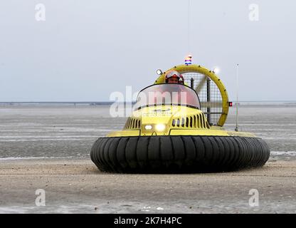 Â©PHOTOPQR/OUEST FRANCE/Joel le GALL ; Cherrueix ; 04/04/2022 ; Les sapeurs pompiers d'ille et Vilaine s'équiper d'un aéroglisseur pour les secours dans la baie de Mont Saint-Michel Cherrueix, France, avril 4th 2022 Ille et Vilaine pompiers équipés d'un aéroglisseur pour sauvetage dans la baie du Mont Saint-Michel, l'un des endroits les plus touristiques de France Banque D'Images