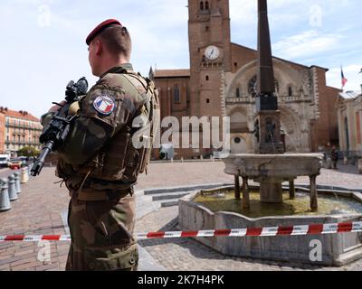 ©REMY GABALDA/MAXPPP - TOULOUSE 08/04/2022 des parachutistes du 17 eme régiment génie parachutiste de Montauban sécurisent les alentours de la cathédrale Saint-Etienne de Toulouse qui a été vacuée vendredi matin en ligne messe, après qu'un, toujours rechéré, un produit un colis contenant un engin explosif artisanal a priori sans positif de mise à feu. 08 04 2022. - TOULOUSE, FRANCE, AVRIL 8TH 2022 CATHÉDRALE ST-ETIENNE / PENDANT UNE MESSE UN HOMME A ABANDONNÉ UN PAQUET APRÈS AVOIR ACCUEILLI LE SACRISTAIN / LES LOCAUX ONT ÉTÉ ÉVACUÉS ET LES DÉMINEURS APPELÉS / LE PAQUET CONTENAIT UN ARTISAN EXP Banque D'Images