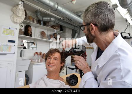 ©PHOTOPQR/LE PARISIEN/Delphine Goldsztejn ; Paris ; 29/03/2022 ; Musée Grévin, 10 BD Montmartre, 75009 Paris Patrimoine sur la photo : Jean-Luc, auteur, implanteur Jean-Paul Belmondo le 29/03/2022 photo : Delphine Goldsztejn le salon de beauté, dans les couleurs du musée Grévin Paris, France, mars 29th 2022. Derrière les coulisses du salon de beauté étoilé du musée Grévin avec près de 2000 personnalités recréées depuis son ouverture en 1882, dont 250 sont exposées, le musée Grévin de cire est le royaume parisien de statues de cire qu'une équipe de spécialistes pampers. Merci au maquillage Banque D'Images