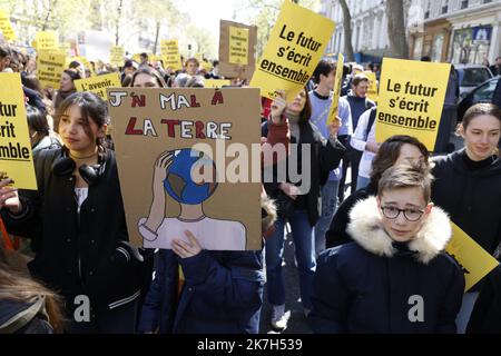 ©PHOTOPQR/LE PARISIEN/olivier corsan ; Paris ; 09/04/2022 ; Paris, France, le 9 avril 2022. Marche pour le climat entre place de la Bastille et de la République. mars pour le climat à Paris le avril 9, 2022 Banque D'Images