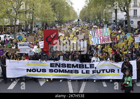 ©PHOTOPQR/LE PARISIEN/olivier corsan ; Paris ; 09/04/2022 ; Paris, France, le 9 avril 2022. Marche pour le climat entre place de la Bastille et de la République. mars pour le climat à Paris le avril 9, 2022 Banque D'Images