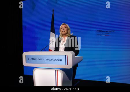 ©PHOTOPQR/LE PARISIEN/Olivier Lejeune ; Vincennes ; 10/04/2022 ; Conférence de presse de Marine le Pen à l'intérieur du Parc Floral de Vincennes .09/04/2022.Election Présidente 2022 Parti d'extrême-droite Français rassemblement National (RN) le candidat présidentiel Marine le Pen s'adresse aux partisans du parti après les premiers résultats du premier tour de l'élection présidentielle à Paris, sur 10 avril 2022. Banque D'Images