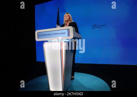 ©PHOTOPQR/LE PARISIEN/Olivier Lejeune ; Vincennes ; ; Conférence de presse de Marine le Pen à l'intérieur du Parc Floral de Vincennes .09/04/2022.Election Présidente 2022 Parti d'extrême-droite Français rassemblement National (RN) le candidat présidentiel Marine le Pen s'adresse aux partisans du parti après les premiers résultats du premier tour de l'élection présidentielle à Paris, sur 10 avril 2022. Banque D'Images