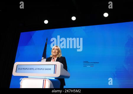 ©PHOTOPQR/LE PARISIEN/Olivier Lejeune ; Vincennes ; 10/04/2022 ; Conférence de presse de Marine le Pen RN à l'intérieur du Parc Floral de Vincennes. 09/04/2022. Candidat à l'élection présidentielle 2022. cours après les résultats, elle sera au 2 ème tour. Parti d'extrême-droite Français rassemblement National (RN) candidat à la présidence Marine le Pen s'adresse aux partisans du parti après les premiers résultats du premier tour de l'élection présidentielle à Paris, sur 10 avril 2022. Banque D'Images