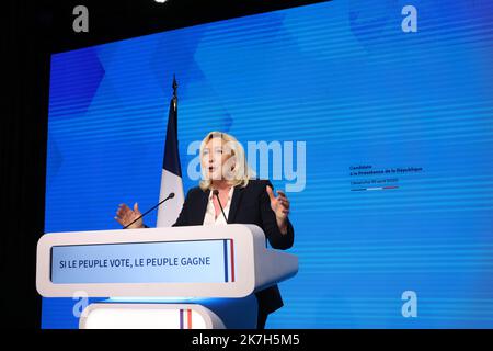 ©PHOTOPQR/LE PARISIEN/Olivier Lejeune ; Vincennes ; 10/04/2022 ; Conférence de presse de Marine le Pen RN à l'intérieur du Parc Floral de Vincennes. 09/04/2022. Candidat à l'élection présidentielle 2022. cours après les résultats, elle sera au 2 ème tour. Parti d'extrême-droite Français rassemblement National (RN) candidat à la présidence Marine le Pen s'adresse aux partisans du parti après les premiers résultats du premier tour de l'élection présidentielle à Paris, sur 10 avril 2022. Banque D'Images