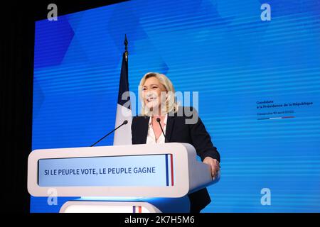 ©PHOTOPQR/LE PARISIEN/Olivier Lejeune ; Vincennes ; 10/04/2022 ; Conférence de presse de Marine le Pen RN à l'intérieur du Parc Floral de Vincennes. 09/04/2022. Candidat à l'élection présidentielle 2022. cours après les résultats, elle sera au 2 ème tour. Parti d'extrême-droite Français rassemblement National (RN) candidat à la présidence Marine le Pen s'adresse aux partisans du parti après les premiers résultats du premier tour de l'élection présidentielle à Paris, sur 10 avril 2022. Banque D'Images