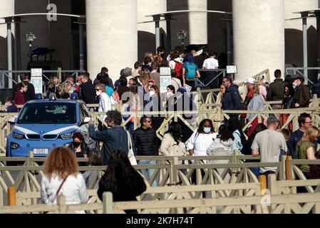 ©PHOTOPQR/L'EST REPUBLICAIN/ALEXANDRE MARCHI ; ROMA ; 14/04/2022 ; SECURITE - POLICE - POLIZIA- RELIGION CATHOLIQUE - CATHOLICITE - CHOLISME - CHRETIEN - BASILIQUE SAINT PIERRE - FETES DE PAQUES 2022 - ITALIE - SAINT SIEGE. Cité du Vatican 14 avril 2022. File d'attente de touristes et de fièges catholiques sur la place Saint-Pierre à 24 heures des traditionelles fêtes de Pâques que les chèques du monde entier viennent faire à Rome, et plus pré ciséement au Vatican en la basilique Saint-Pierre avec le pape François. La basilique Saint-Pierre (en latin : Sancti Petri et en italien : San Pietro in Vati Banque D'Images