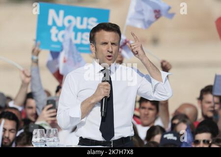 Â©PHOTOPQR/LA PROVENCE/TOMASELLI Antoine ; Marseille ; 16/04/2022 ; Réunion du candidat Ã la PrÃ sidentielle Emmanuel Macron â€′ Deuxieme tour â€™Palais de Pharo Marseille. MACRON EMMANUEL - EMMANUEL MACRON LORS D'UNE RÉUNION À MARSEILLE FRANCE LE 16 2022 AVRIL Banque D'Images