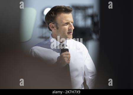 Â©PHOTOPQR/LA PROVENCE/TOMASELLI Antoine ; Marseille ; 16/04/2022 ; Réunion du candidat Ã la PrÃ sidentielle Emmanuel Macron â€′ Deuxieme tour â€™Palais de Pharo Marseille. MACRON EMMANUEL - EMMANUEL MACRON LORS D'UNE RÉUNION À MARSEILLE FRANCE LE 16 2022 AVRIL Banque D'Images