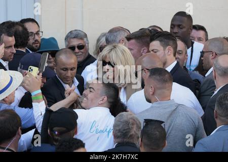 Â©PHOTOPQR/LA PROVENCE/TOMASELLI Antoine ; Marseille ; 16/04/2022 ; Réunion du candidat Ã la PrÃ sidentielle Emmanuel Macron â€′ Deuxieme tour â€™Palais de Pharo Marseille. MACRON BRIGITTE - EMMANUEL MACRON LORS D'UNE RÉUNION À MARSEILLE FRANCE LE 16 2022 AVRIL Banque D'Images