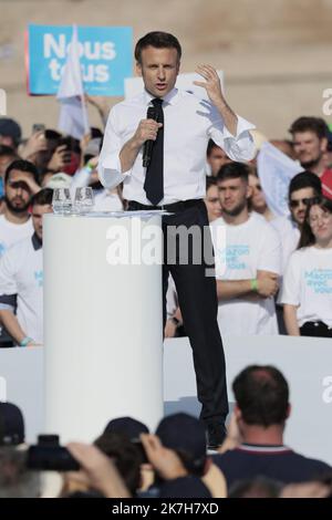 Â©PHOTOPQR/LA PROVENCE/TOMASELLI Antoine ; Marseille ; 16/04/2022 ; Réunion du candidat Ã la PrÃ sidentielle Emmanuel Macron â€′ Deuxieme tour â€™Palais de Pharo Marseille. MACRON EMMANUEL - EMMANUEL MACRON LORS D'UNE RÉUNION À MARSEILLE FRANCE LE 16 2022 AVRIL Banque D'Images