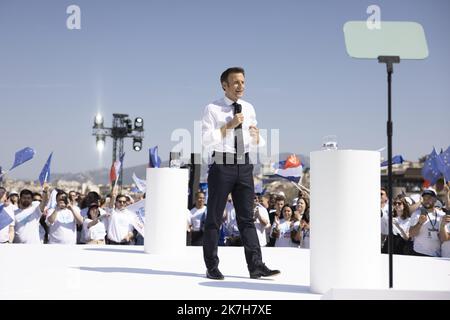 Â©PHOTOPQR/LA PROVENCE/TOMASELLI Antoine ; Marseille ; 16/04/2022 ; Réunion du candidat Ã la PrÃ sidentielle Emmanuel Macron â€′ Deuxieme tour â€™Palais de Pharo Marseille. MACRON EMMANUEL - EMMANUEL MACRON LORS D'UNE RÉUNION À MARSEILLE FRANCE LE 16 2022 AVRIL Banque D'Images