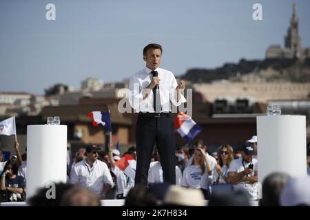 ©PHOTOPQR/LA PROVENCE/SPEICH Frédéric ; Marseille ; 16/04/2022 ; Election Presidentielle 2022 Meeting de campagne du candidat à la République en Marche LREM Emmanuel MACRON (président sortant et candidat à une réélection sa) au Palais du Pharo avant le 2E tour de scrutin - EMMANUEL MACRON LORS D'UNE RÉUNION À MARSEILLE FRANCE AVRIL 16 2022 Banque D'Images