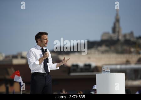 ©PHOTOPQR/LA PROVENCE/SPEICH Frédéric ; Marseille ; 16/04/2022 ; Election Presidentielle 2022 Meeting de campagne du candidat à la République en Marche LREM Emmanuel MACRON (président sortant et candidat à une réélection sa) au Palais du Pharo avant le 2E tour de scrutin - EMMANUEL MACRON LORS D'UNE RÉUNION À MARSEILLE FRANCE AVRIL 16 2022 Banque D'Images