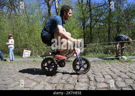 ©PHOTOPQR/VOIX DU NORD/1 ; 17/04/2022 ; 17/04/2022. Cours cyciste Paris Roubaix, dans la trouée d'Arenberg. PHOTO PIERRE ROUANET LA VOIX DU NORD - Paris–Roubaix course cycliste 17 avril 2022 Banque D'Images