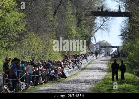 ©PHOTOPQR/VOIX DU NORD/1 ; 17/04/2022 ; 17/04/2022. Cours cyciste Paris Roubaix, dans la trouée d'Arenberg. PHOTO PIERRE ROUANET LA VOIX DU NORD - Paris–Roubaix course cycliste 17 avril 2022 Banque D'Images