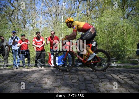 ©PHOTOPQR/VOIX DU NORD/1 ; 17/04/2022 ; 17/04/2022. Cours cyciste Paris Roubaix, dans la trouée d'Arenberg. PHOTO PIERRE ROUANET LA VOIX DU NORD - Paris–Roubaix course cycliste 17 avril 2022 Banque D'Images