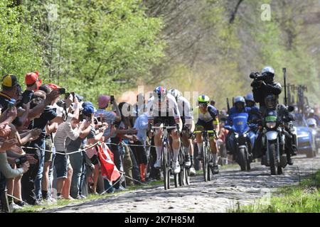 ©PHOTOPQR/VOIX DU NORD/1 ; 17/04/2022 ; 17/04/2022. Cours cyciste Paris Roubaix, dans la trouée d'Arenberg. PHOTO PIERRE ROUANET LA VOIX DU NORD - Paris–Roubaix course cycliste 17 avril 2022 Banque D'Images