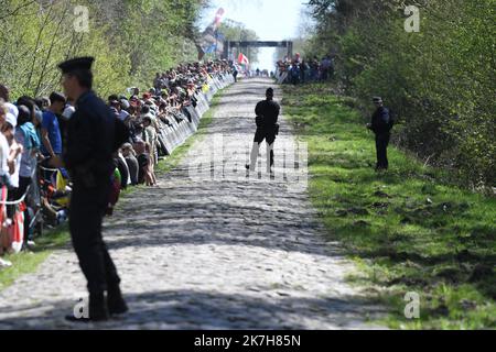 ©PHOTOPQR/VOIX DU NORD/1 ; 17/04/2022 ; 17/04/2022. Cours cyciste Paris Roubaix, dans la trouée d'Arenberg. PHOTO PIERRE ROUANET LA VOIX DU NORD - Paris–Roubaix course cycliste 17 avril 2022 Banque D'Images